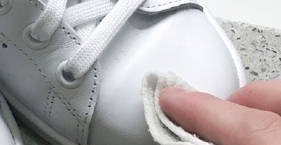 3 + 3 τρόποι για να καθαρίσετε τα παπούτσια σας